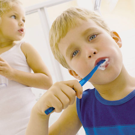 Bilde av gutt som pusser tenner.
